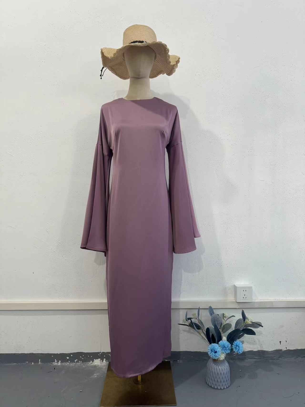 Vestido largo de satén con cintura marcada y mangas acampanadas