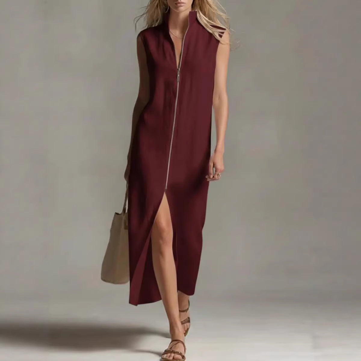 Vestido largo sin mangas con cuello alto de cremallera y abertura