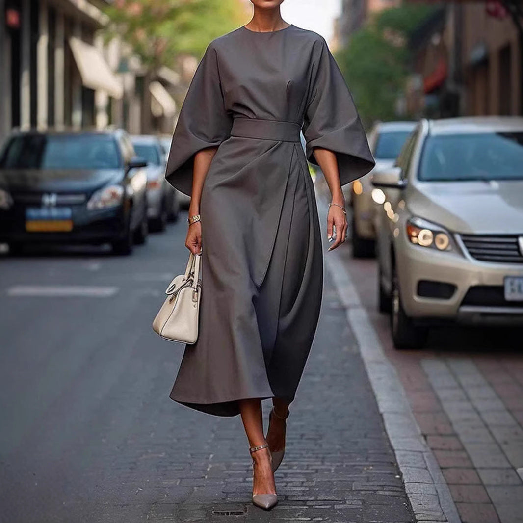 Elegante vestido con mangas murciélago y cinturón