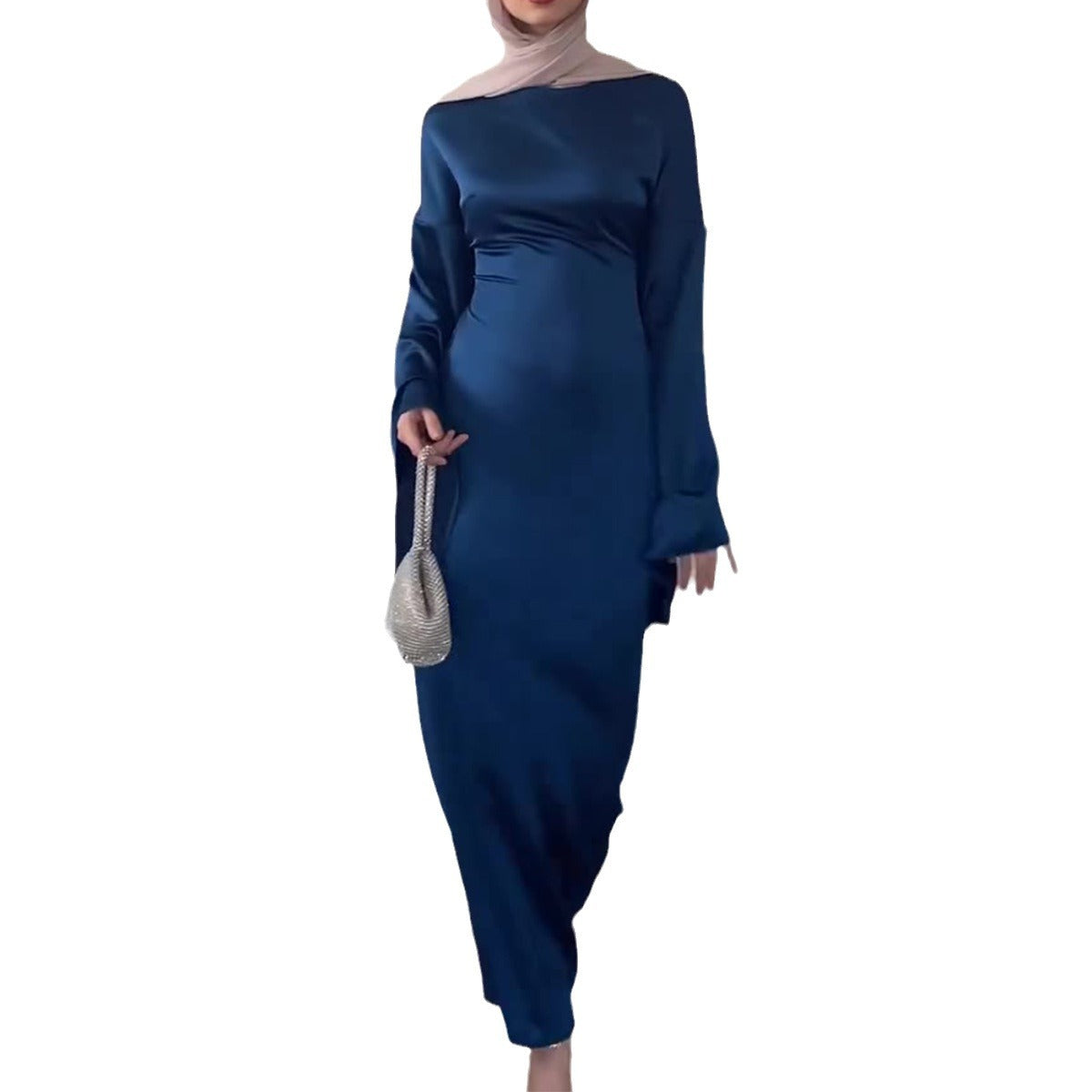 Vestido largo de satén con cintura marcada y mangas acampanadas