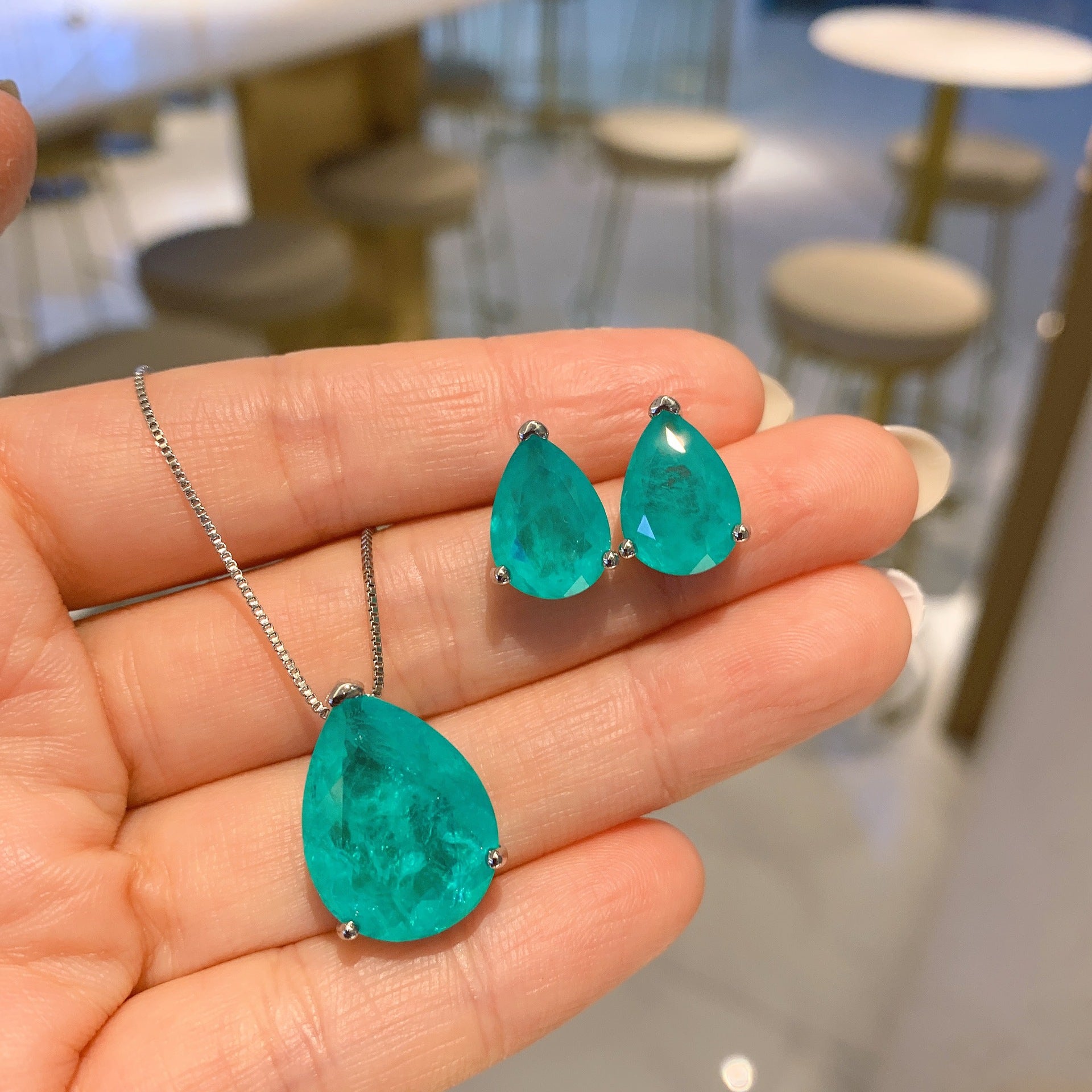 Boucles d'oreilles pendantes poire émeraude