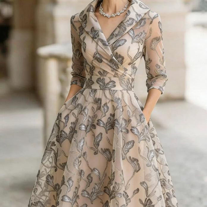 Vestido Midi Estampado con Cuello de Pico y Manga Tres Cuartos