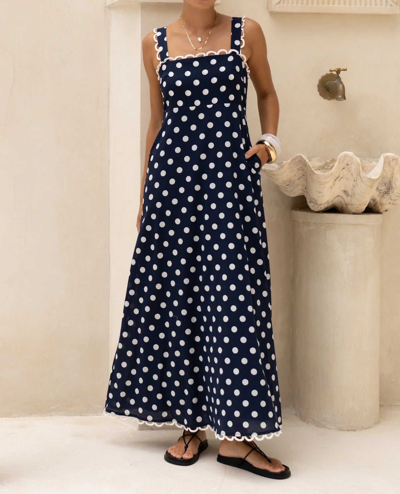 Vestido Largo Acampanado de Lunares con Acabados de Encaje