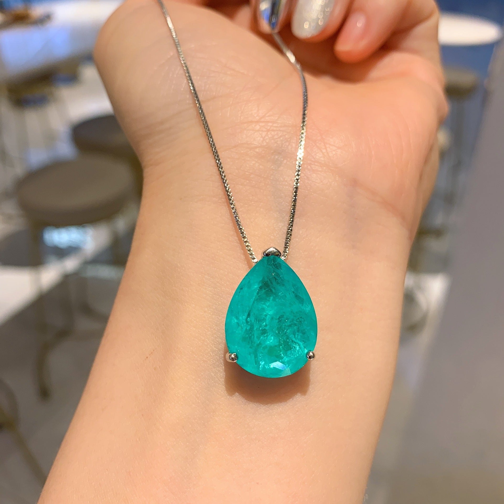Boucles d'oreilles pendantes poire émeraude