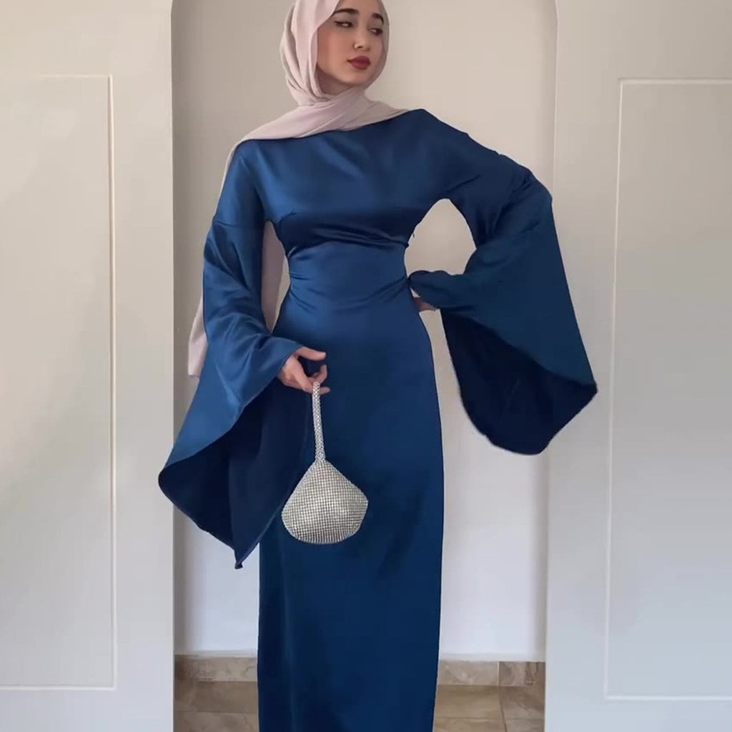 Vestido largo de satén con cintura marcada y mangas acampanadas