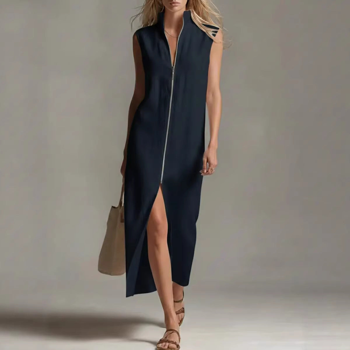 Vestido largo sin mangas con cuello alto de cremallera y abertura