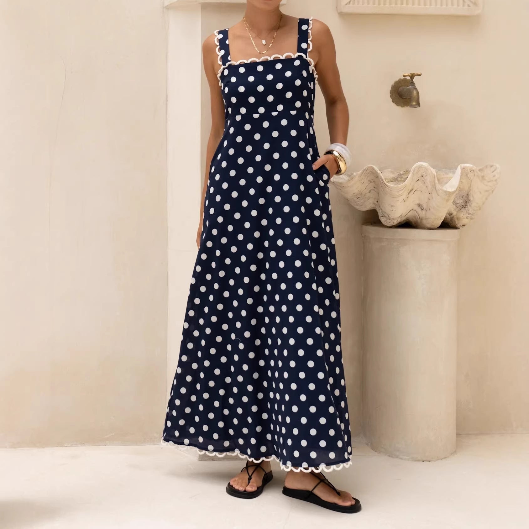 Robe longue évasée à pois avec finitions en dentelle