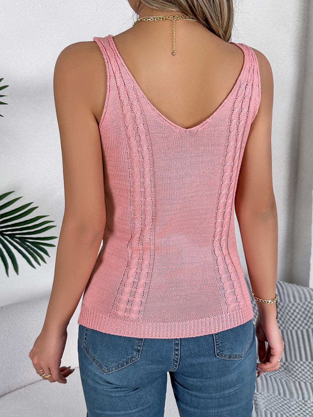 Top de punto calado con cuello de pico