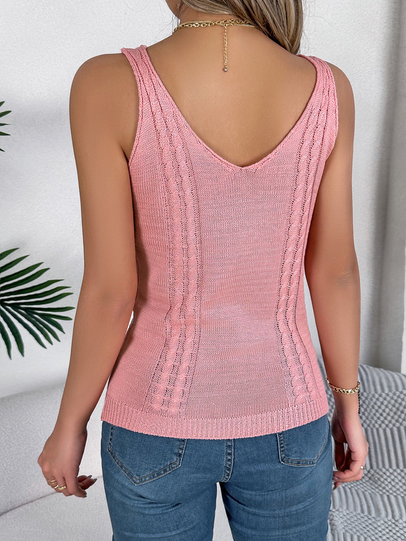 Top de punto calado con cuello de pico