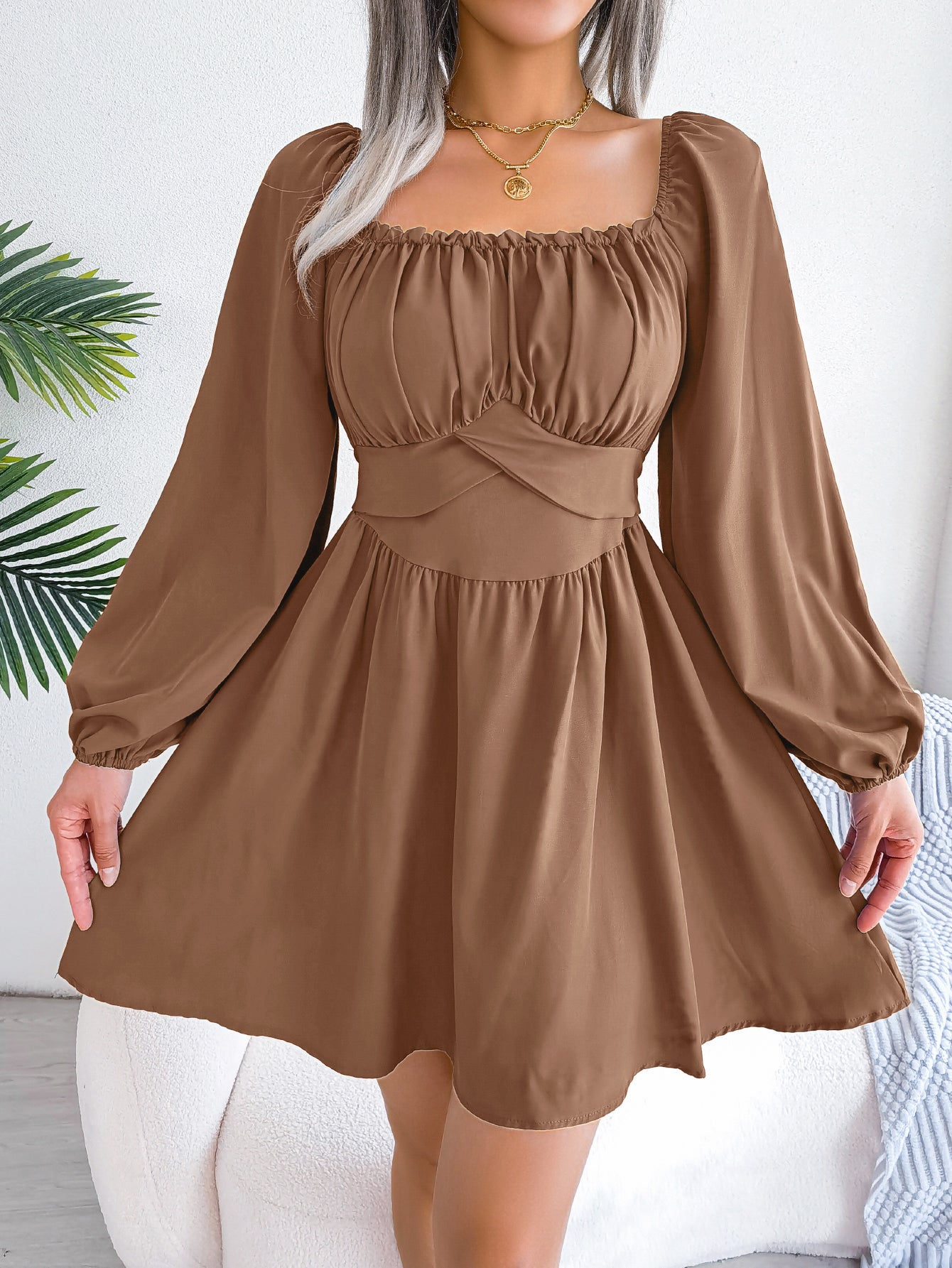 Vestido fluido con escote cuadrado, volantes y cintura con lazo
