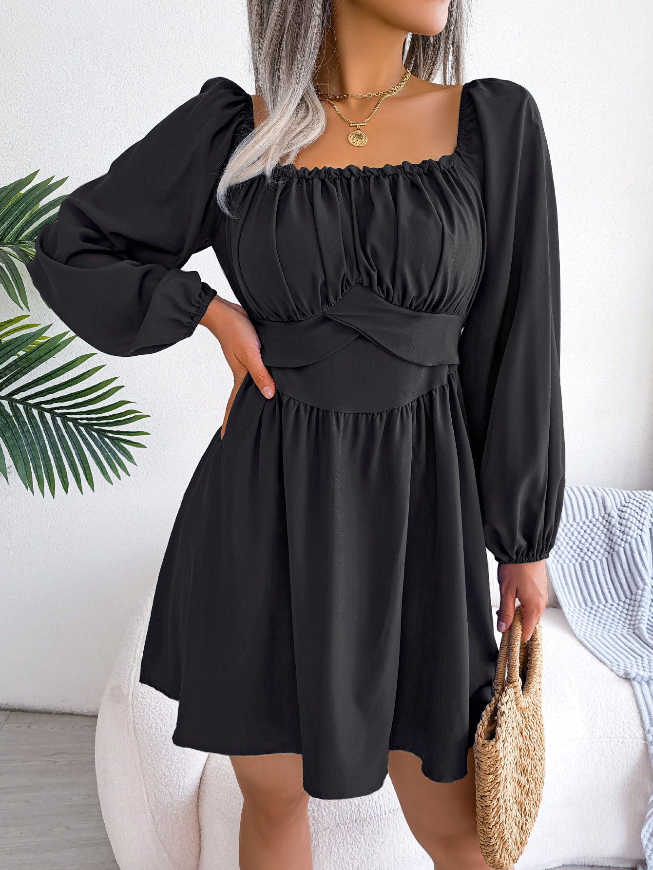 Vestido fluido con escote cuadrado, volantes y cintura con lazo