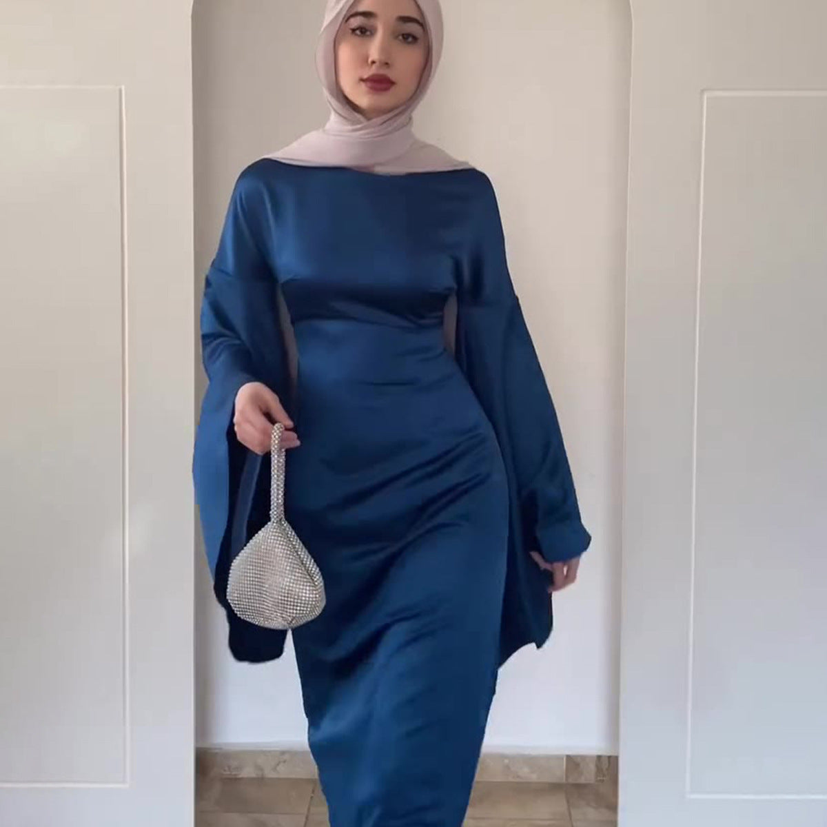 Vestido largo de satén con cintura marcada y mangas acampanadas