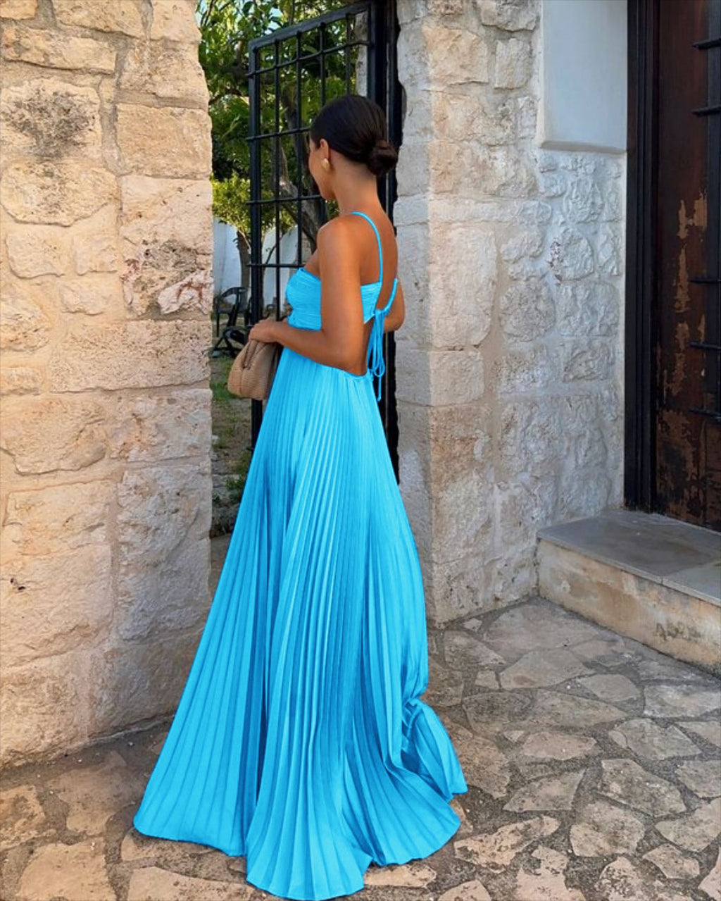 Vestido largo plisado de cuello halter y talle alto