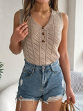 Top de punto calado con cuello en V y botones