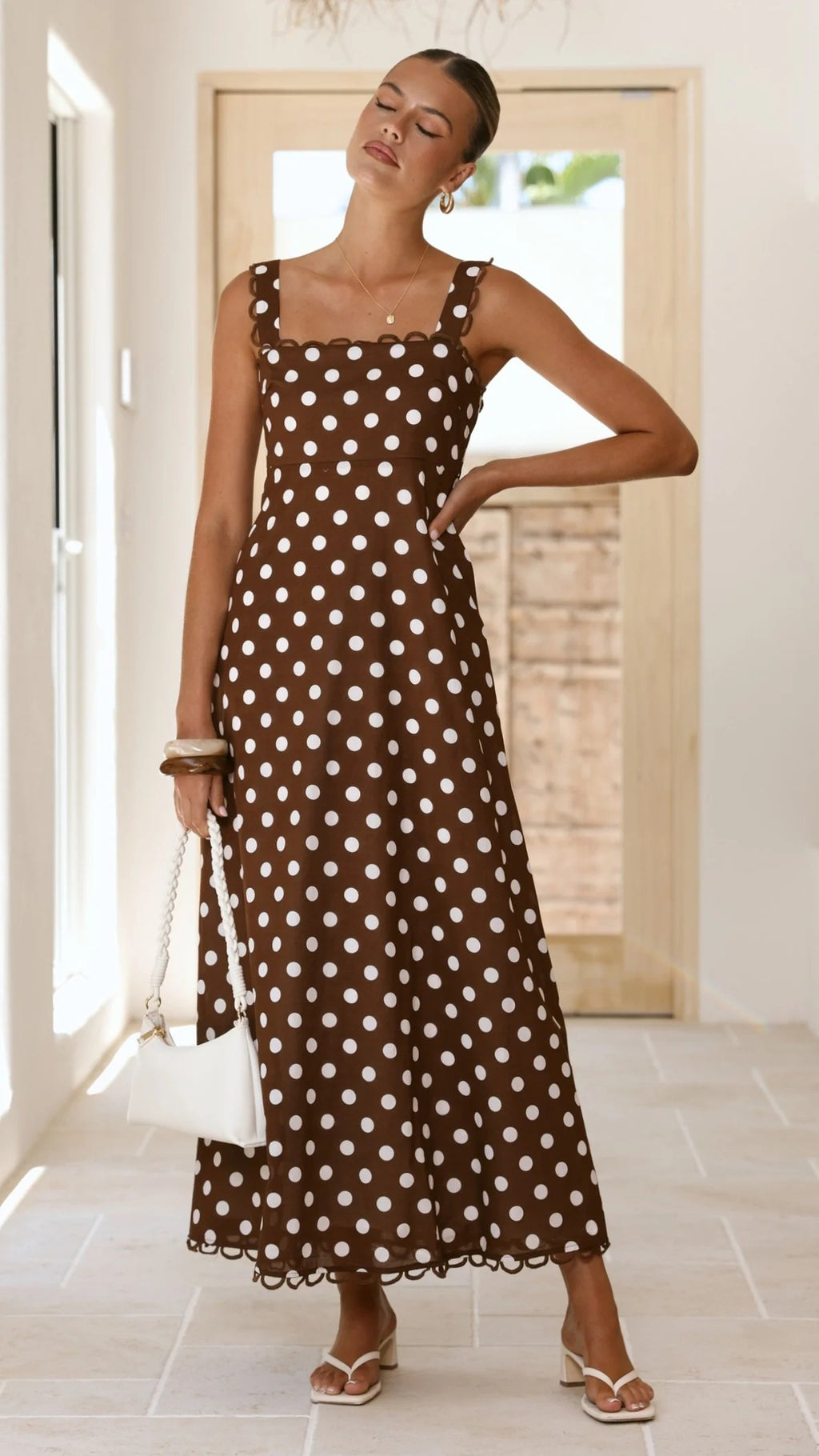Robe longue évasée à pois avec finitions en dentelle
