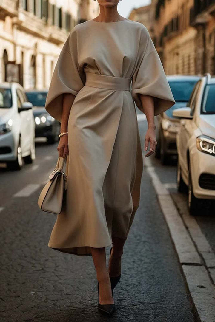 Elegante vestido con mangas murciélago y cinturón