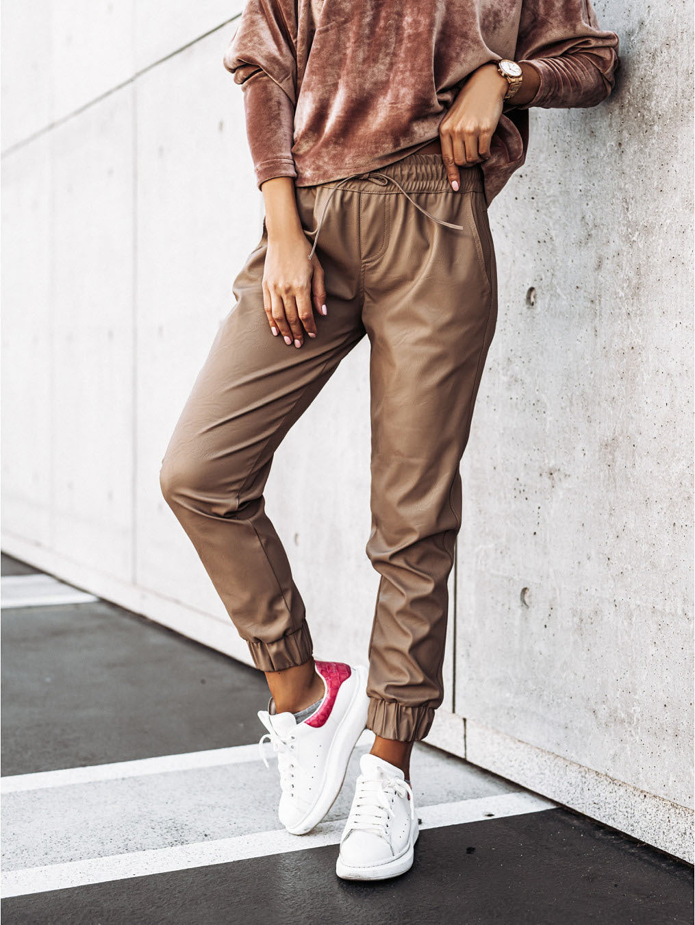 Pantalones de imitación de piel ajustados con lazo en la cintura