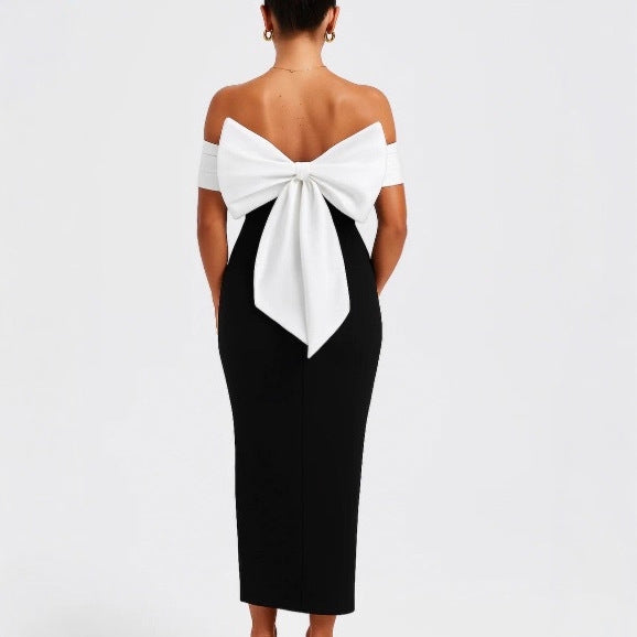 Robe moulante dos nu avec laçage et taille marquée