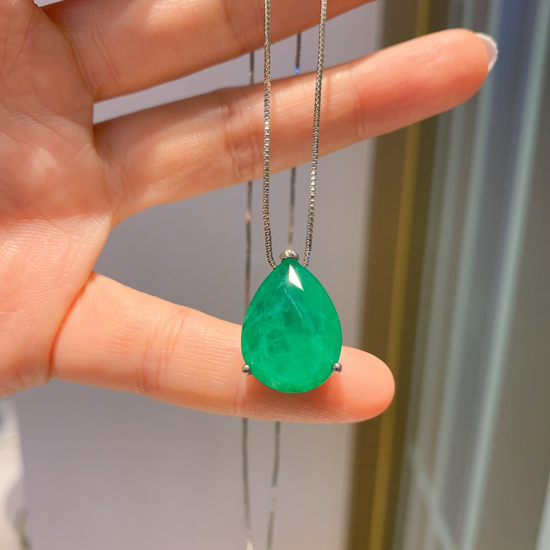 Boucles d'oreilles pendantes poire émeraude