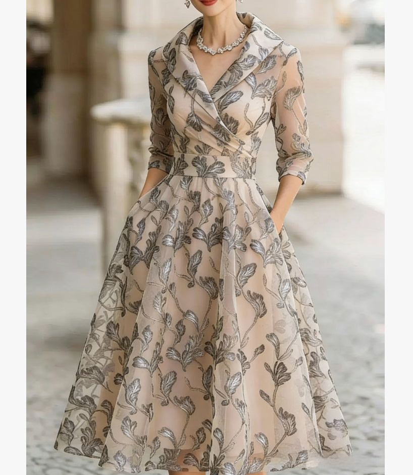 Robe midi imprimée à col en V et manches trois-quarts