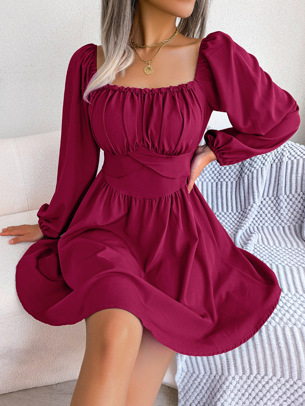 Vestido fluido con escote cuadrado, volantes y cintura con lazo