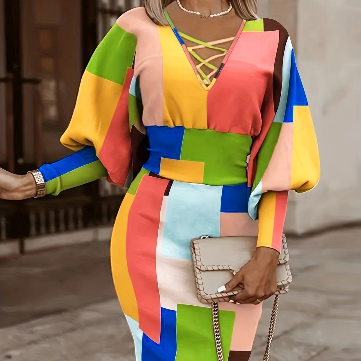 Vestido Midi Ajustado con Escote en V y Detalles de Cordones