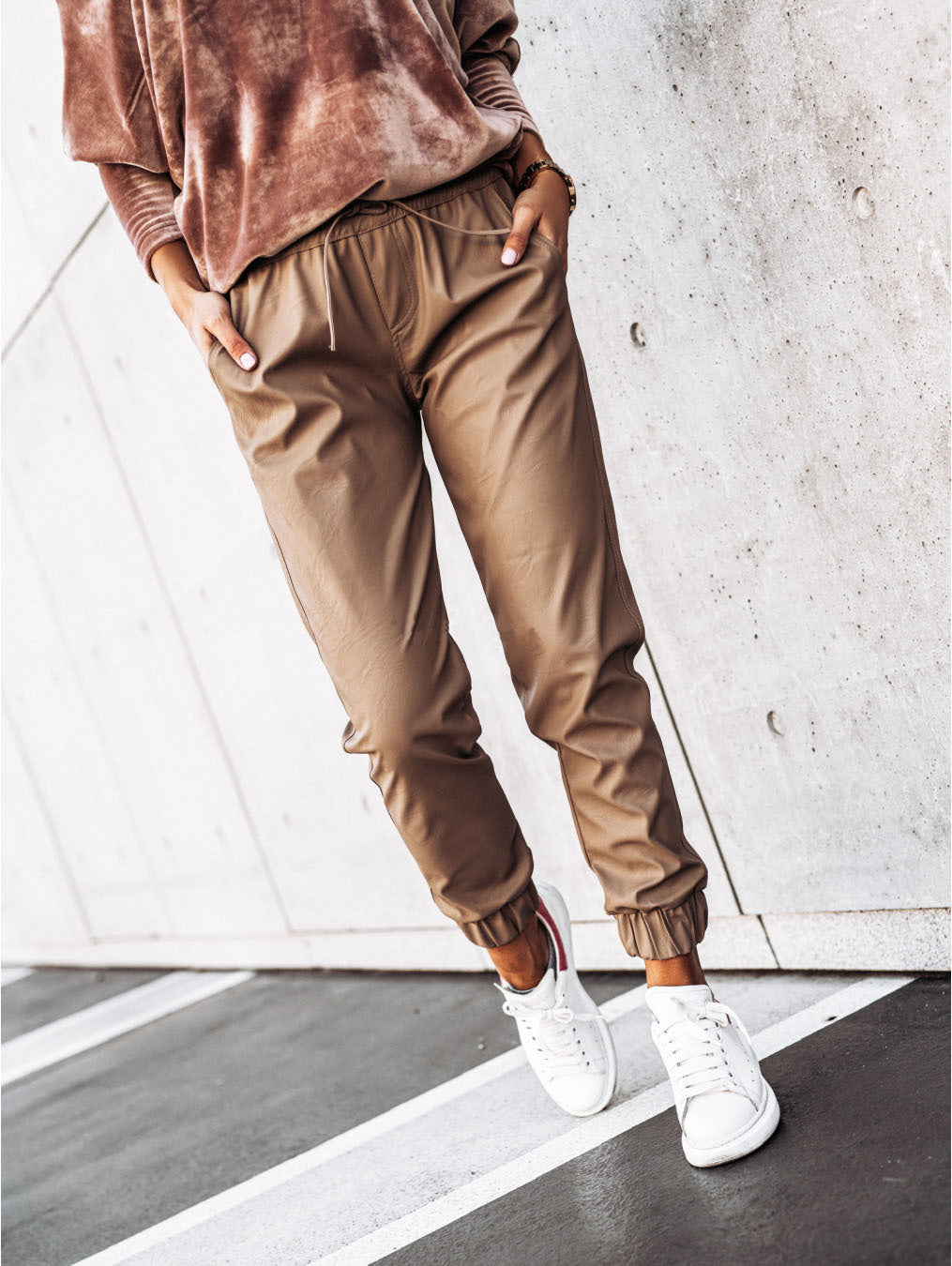 Pantalones de imitación de piel ajustados con lazo en la cintura