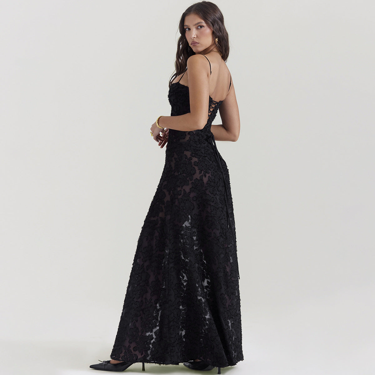 Elegante vestido largo de tirantes finos y encaje