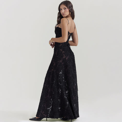 Elegante vestido largo de tirantes finos y encaje