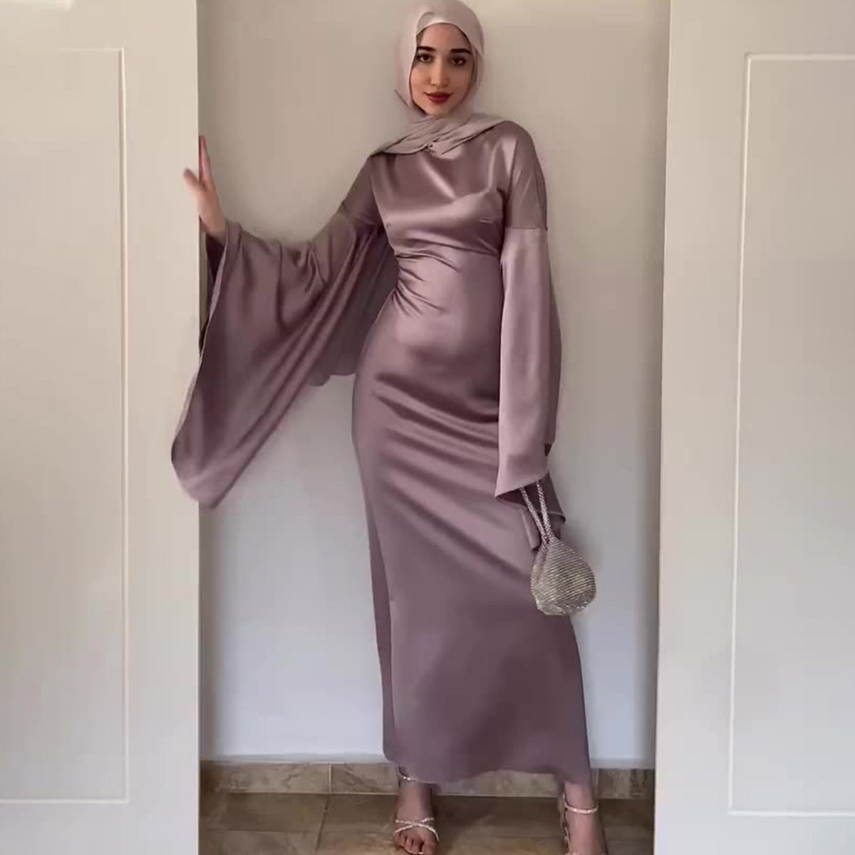 Vestido largo de satén con cintura marcada y mangas acampanadas