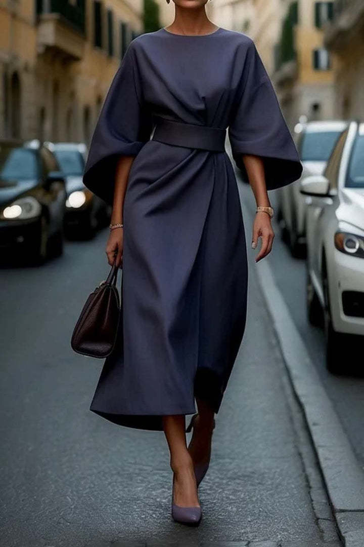 Elegante vestido con mangas murciélago y cinturón