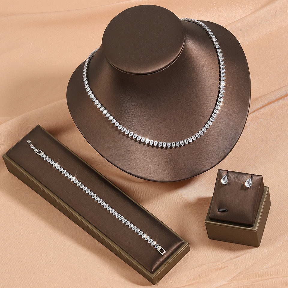 Conjunto de elegancia minimalista con circonitas
