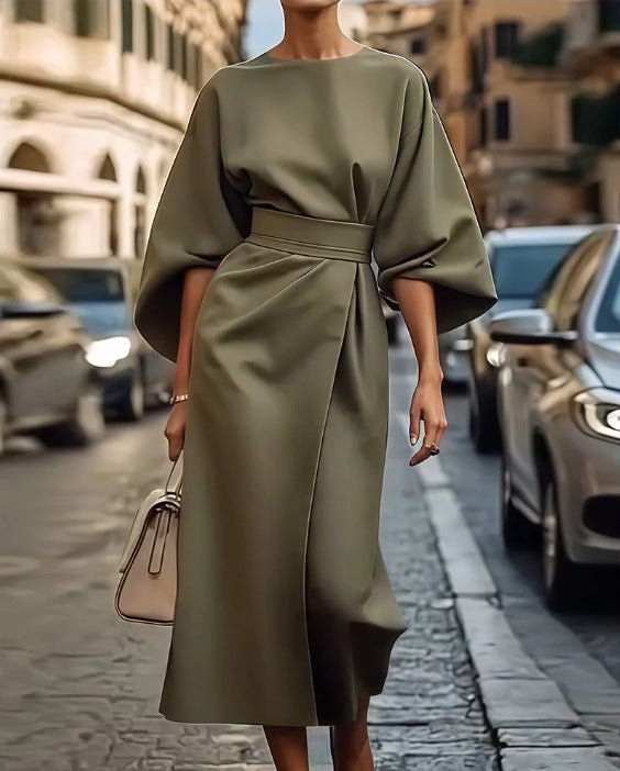 Elegante vestido con mangas murciélago y cinturón