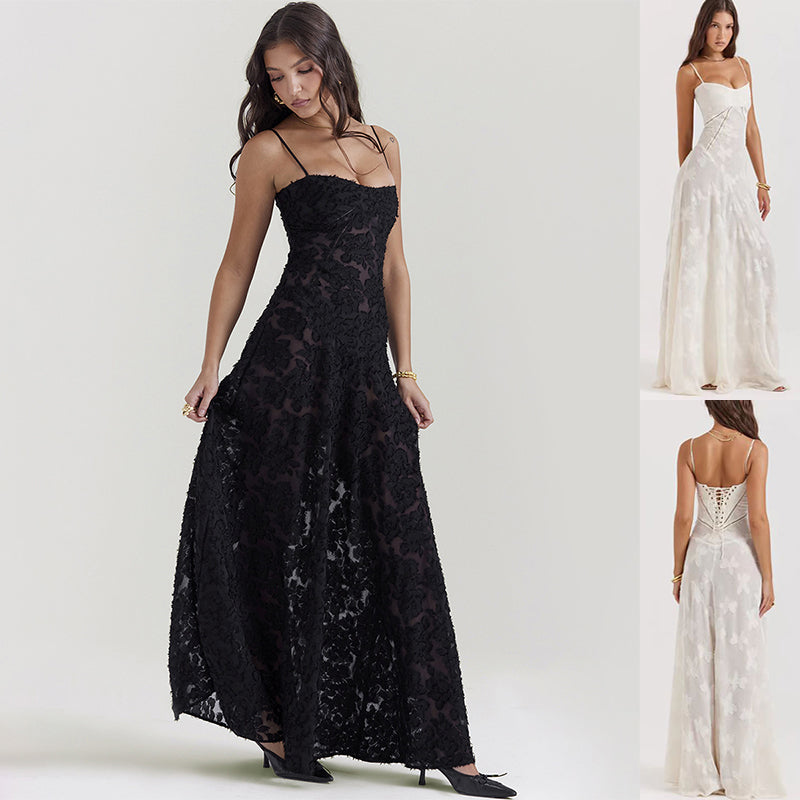 Elegante vestido largo de tirantes finos y encaje