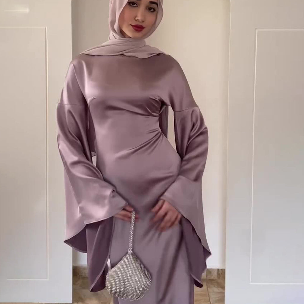 Vestido largo de satén con cintura marcada y mangas acampanadas
