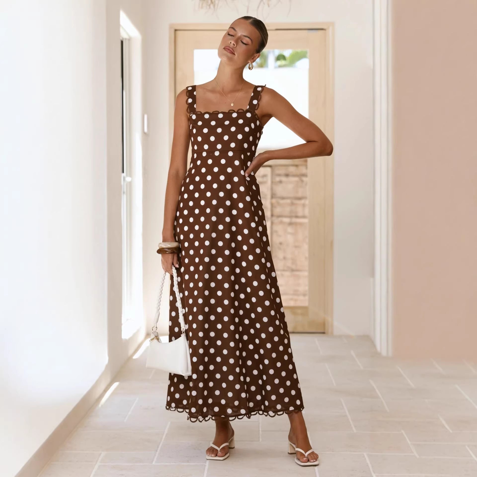 Robe longue évasée à pois avec finitions en dentelle