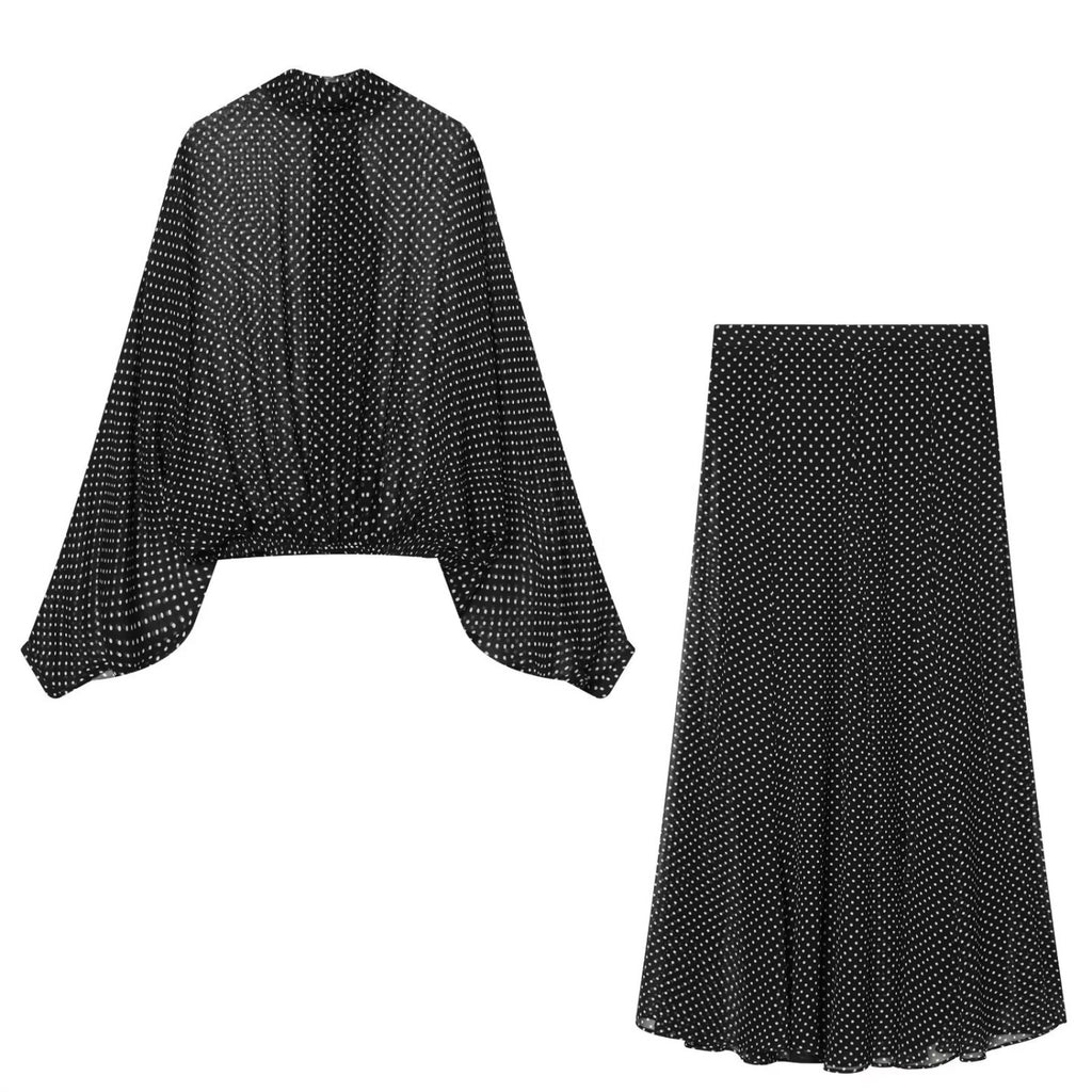 Conjunto de camisa anudada y falda midi de lunares