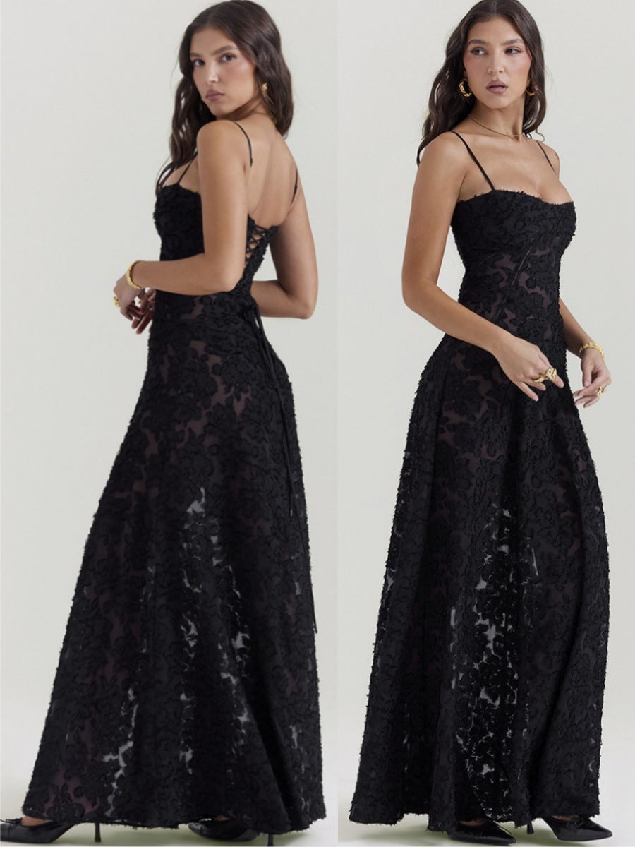 Elegante vestido largo de tirantes finos y encaje
