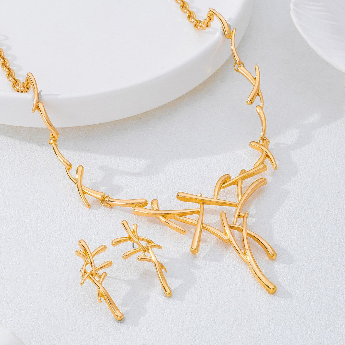 Juego de collar y pendientes Elegancia Línea Dorada