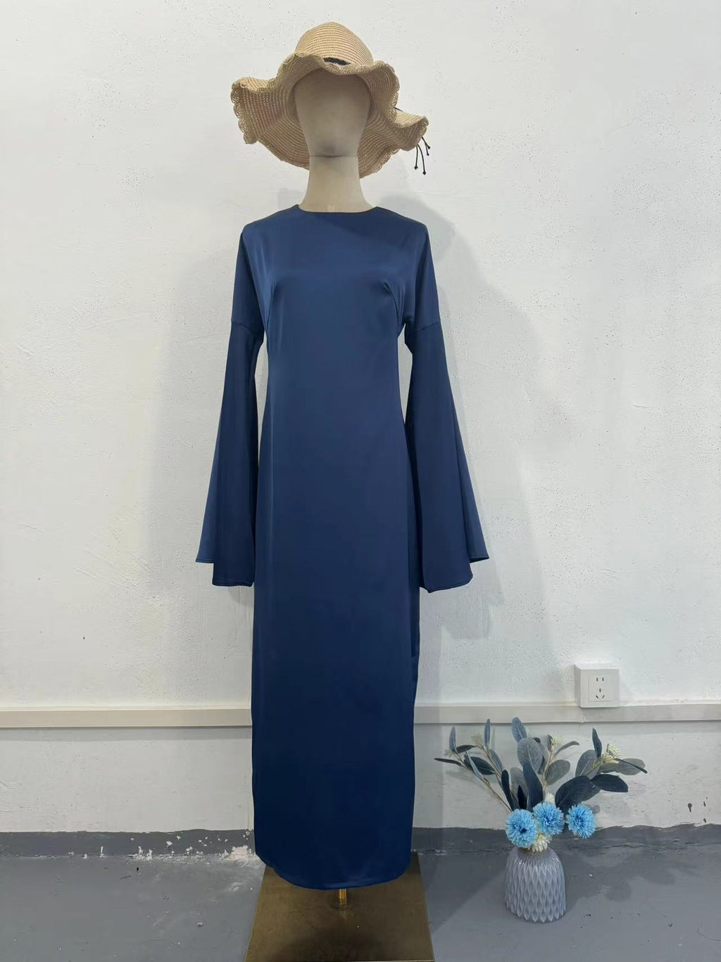 Vestido largo de satén con cintura marcada y mangas acampanadas