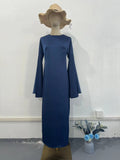 Vestido largo de satén con cintura marcada y mangas acampanadas