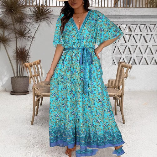 Vestido largo estampado con cuello de pico y cintura elástica