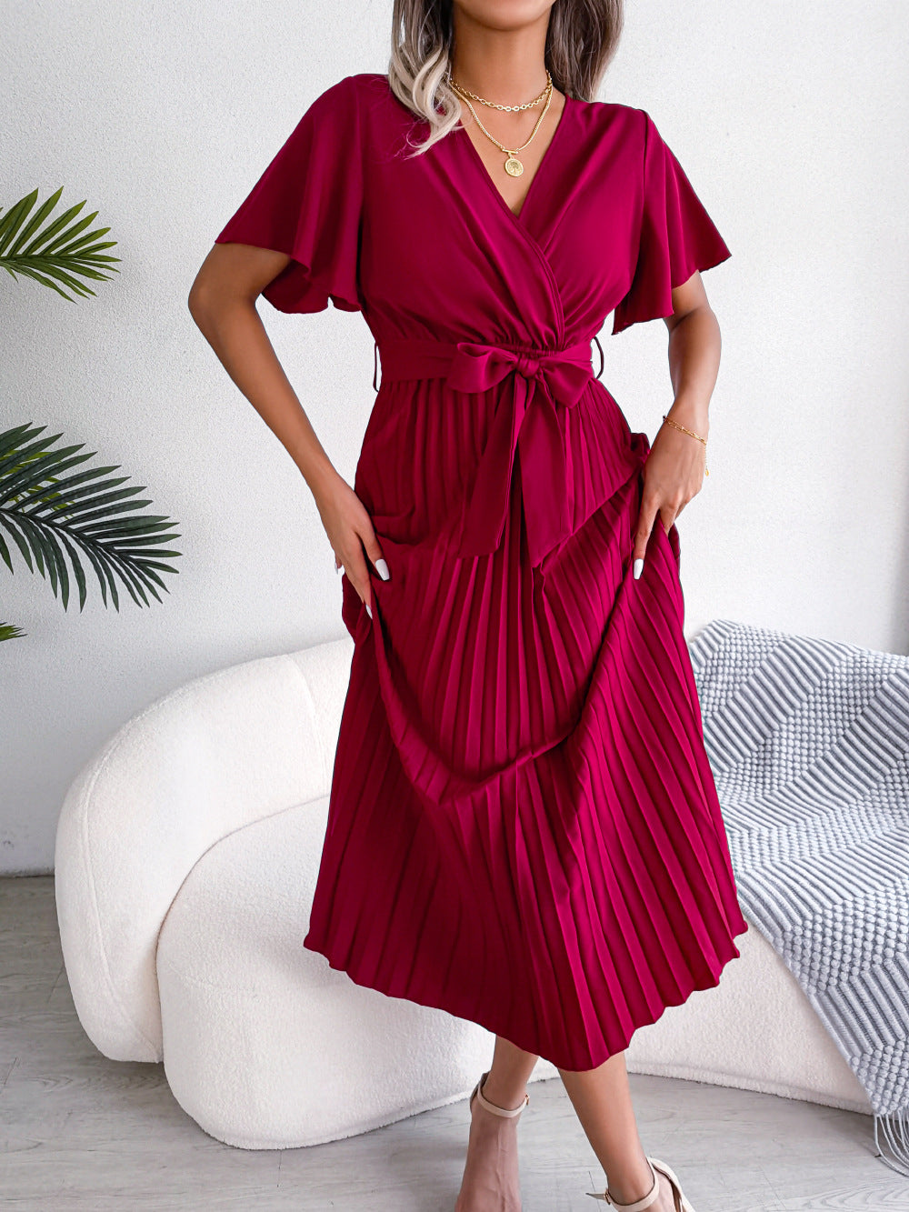 Vestido largo plisado fluido con escote cruzado